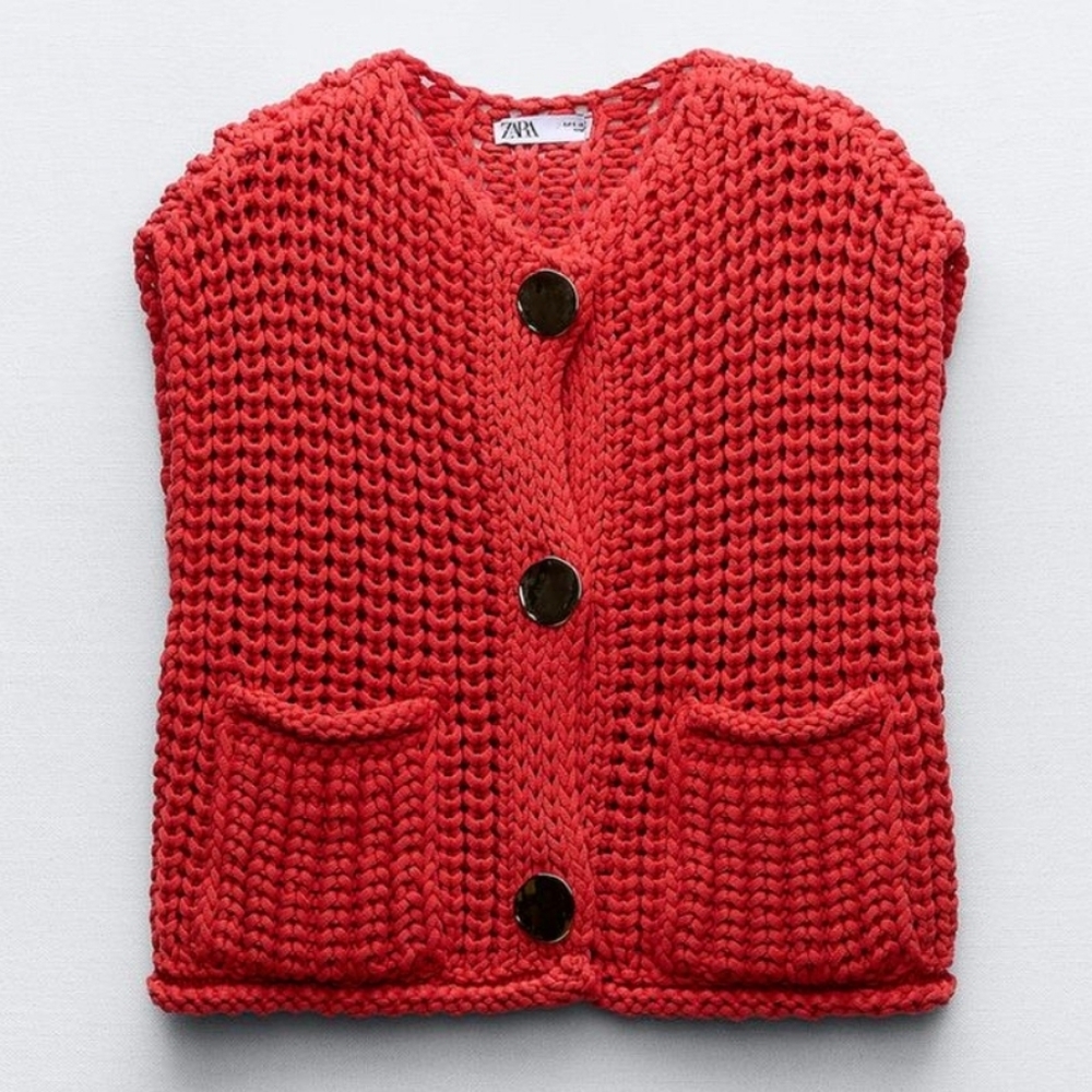 Zara chnky knit vest  red boton gold